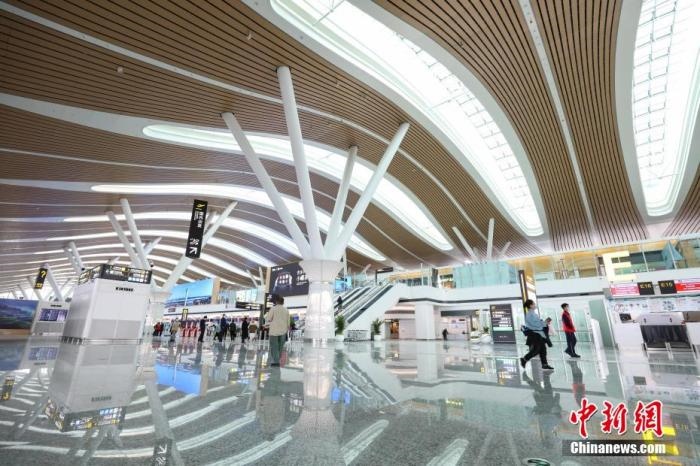 資料圖：貴陽(yáng)龍洞堡國(guó)際機(jī)場(chǎng)T3航站樓出發(fā)大廳。 瞿宏倫 攝