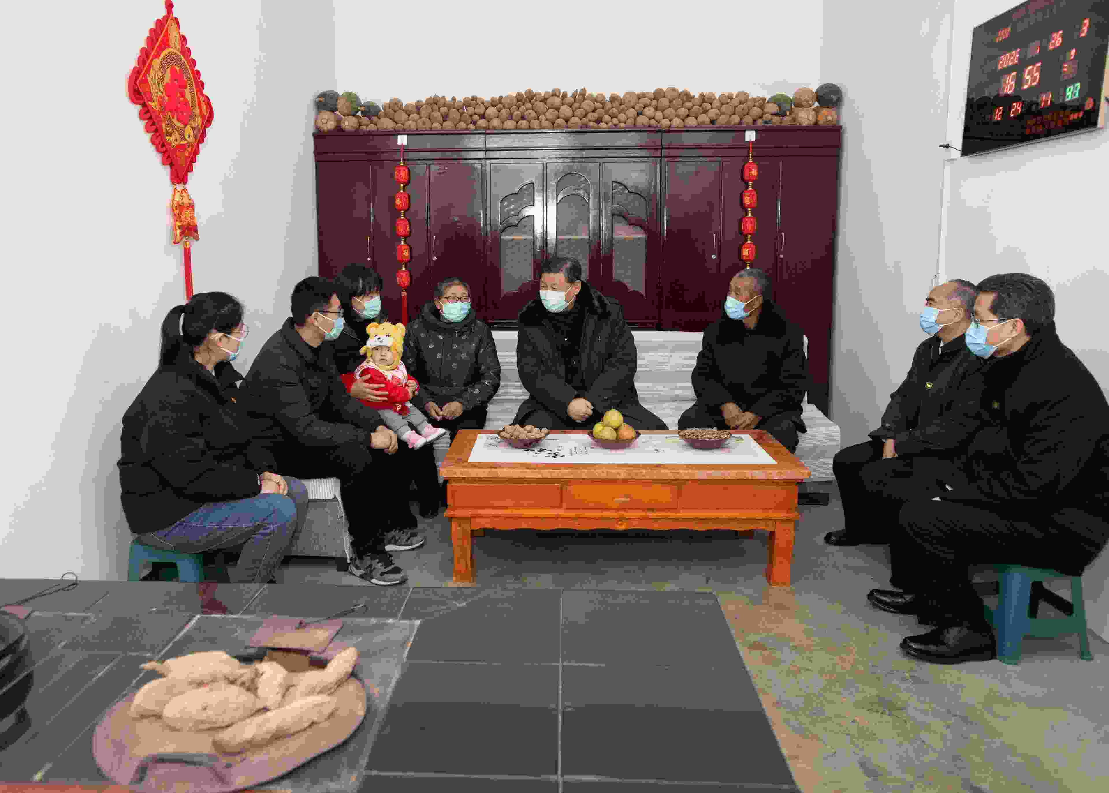 △2022年1月26日，中共中央總書記、國(guó)家主席、中央軍委主席習(xí)近平在臨汾市汾西縣僧念鎮(zhèn)段村同村民蔡文明一家親切交流。