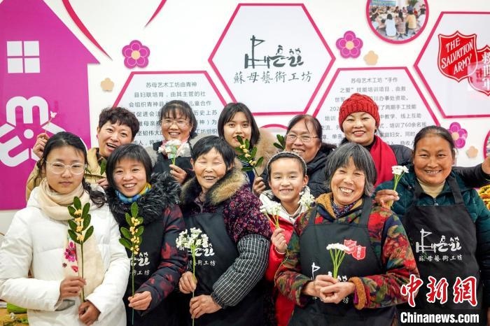 “蘇母藝術(shù)工坊”文創(chuàng)工作室的姐妹們。　古良駒 攝