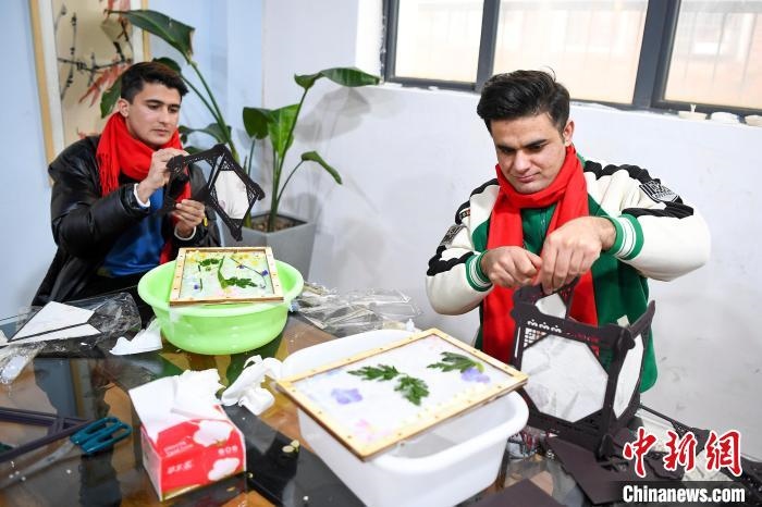 巴基斯坦留學生制作燈籠。　楊華峰 攝