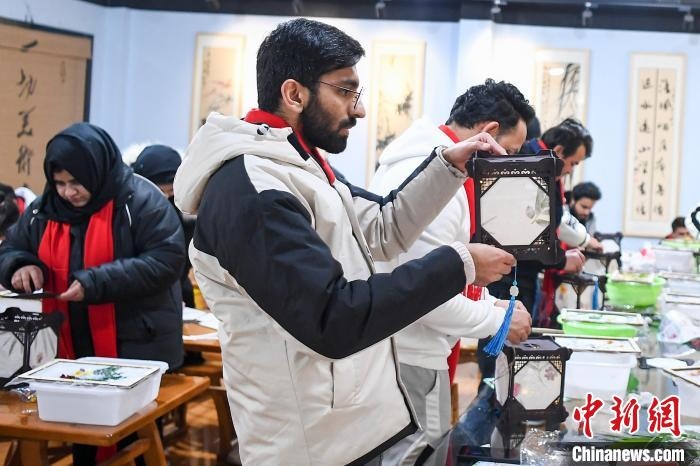 巴基斯坦留學生制作燈籠。　楊華峰 攝