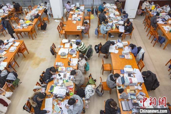 資料圖：南昌大學(xué)圖書館自習(xí)室內(nèi)，考生正在緊張復(fù)習(xí)?！⒘?攝