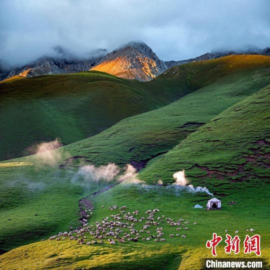 圖為作品《晨光炊煙》。　焦生福 攝