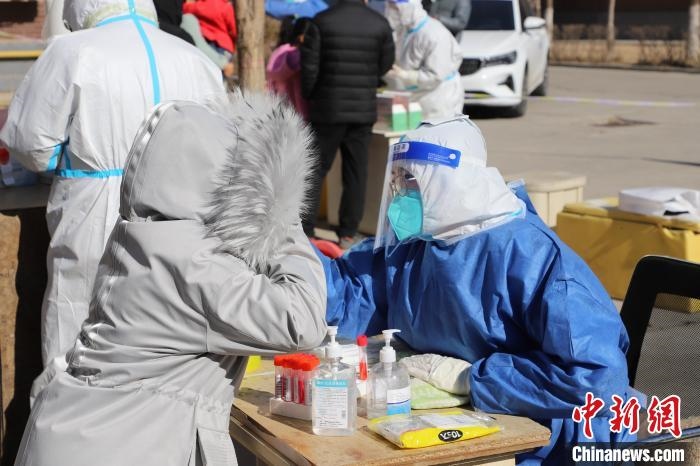 呼和浩特市民做核酸?！埩只?攝