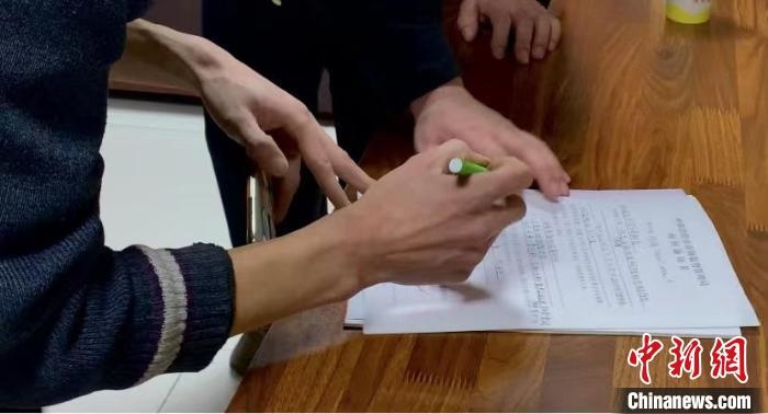 圖為現(xiàn)場下達(dá)詢問通知書?！±铈面?攝