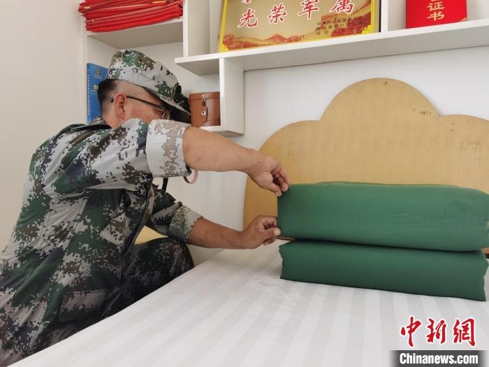 圖為謝寶民以軍人標(biāo)準(zhǔn)要求自己?！∈茉L者供圖