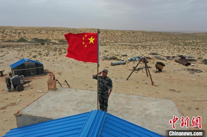 圖為每天升旗是謝寶民的必修課?！∈茉L者供圖