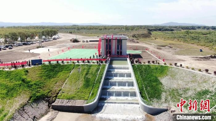 圖為生態(tài)補(bǔ)水現(xiàn)場(chǎng)?！》缎Э?攝