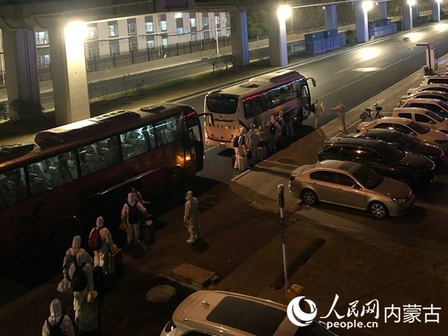 高校學生有序登車，前往隔離點。內(nèi)蒙古教育廳供圖