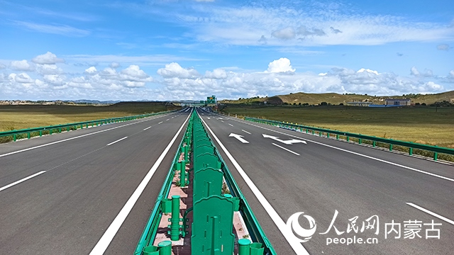 G1611經(jīng)棚至烏蘭布統(tǒng)高速公路項目。人民網(wǎng)記者 趙夢月攝
