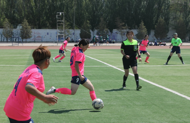 3.大學(xué)生足球聯(lián)賽本科組比賽現(xiàn)場(chǎng)，內(nèi)蒙古民族大學(xué)（粉色）對(duì)陣呼和浩特民族學(xué)院.JPG