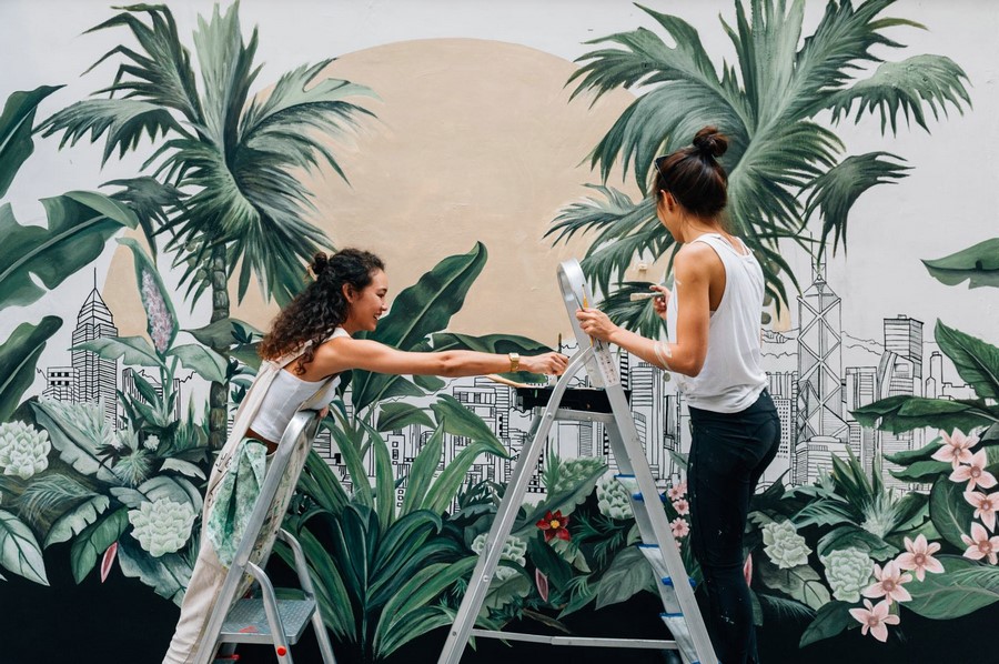 05. 藝術(shù)家梅慧欣、連佩汶與她們創(chuàng)作的壁畫作品.jpg