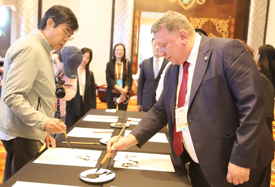 非遺、書法、文創(chuàng)齊亮相！2025年國家重要橋頭堡智庫論壇讓中外嘉賓讀懂北疆文化