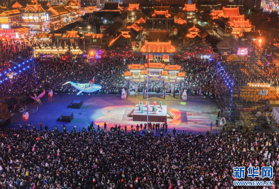 2025年12月31日晚，呼和浩特市玉泉區(qū)塞上老街旅游休閑街區(qū)跨年夜活動現(xiàn)場游人如織。新華網(wǎng)發(fā)（丁根厚 攝）.jpg