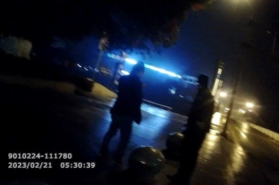 報警人唐師傅向民警講述情況 。資陽公安供圖