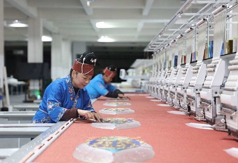 2023年2月13日，貴州省黔東南苗族侗族自治州施秉縣工業(yè)園區(qū)，工人在機繡車間作業(yè)。