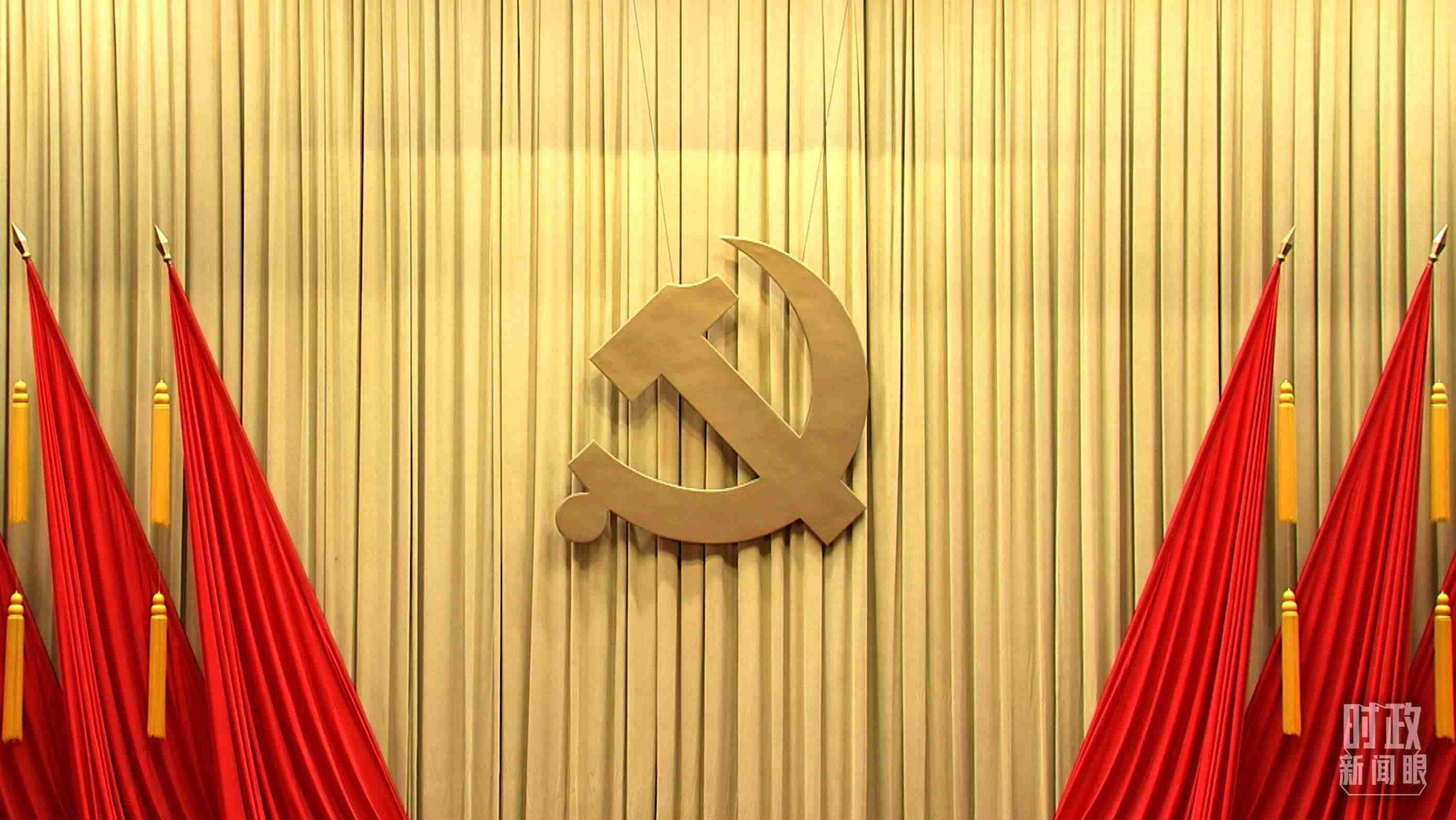 △會(huì)場(chǎng)上莊嚴(yán)的黨徽。（總臺(tái)央視記者郭鴻拍攝）