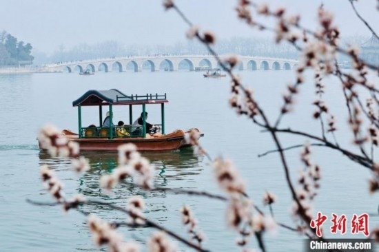 20日，頤和園游船開航。<a target='_blank' data-cke-saved-href='/' href='/'><p align=