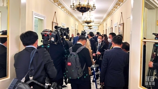  △等待進(jìn)入會(huì)場(chǎng)的新聞?dòng)浾邤D滿(mǎn)走廊。（總臺(tái)央視記者程鋮拍攝）