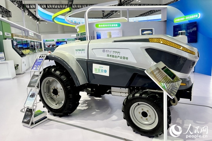 通過手機，就能指揮新能源無人駕駛拖拉機在田里作業(yè)。人民網(wǎng) 錢嘉禾攝