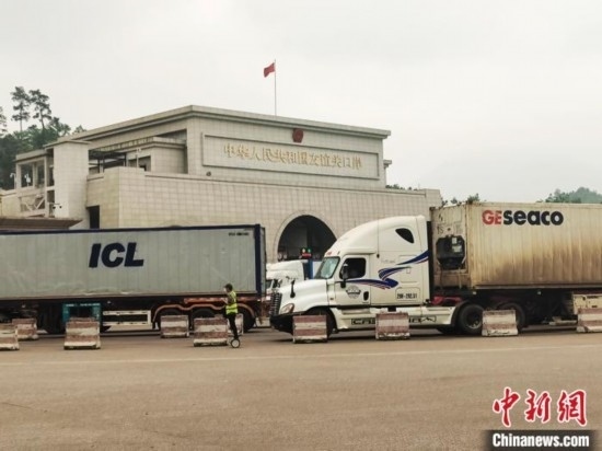 近日，位于中越邊境廣西憑祥市的友誼關口岸車水馬龍，裝載著東盟水果的跨境車輛來往不斷。黃艷梅 攝