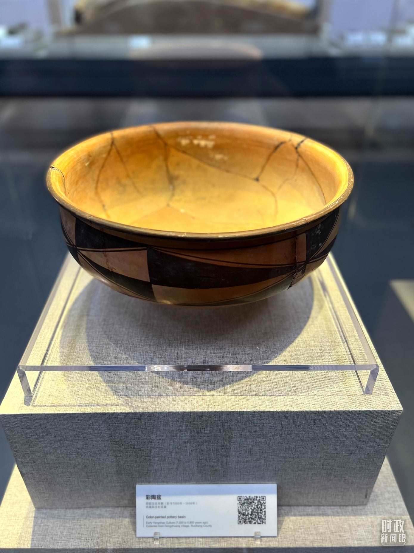 △運(yùn)城博物館內(nèi)展出的仰韶文化早期的彩陶盆。（總臺(tái)央視記者邢彬拍攝）
