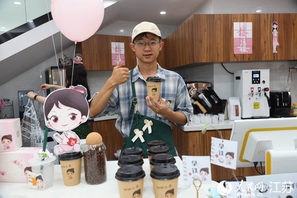 謝雨橋展示制作好的咖啡。人民網(wǎng)記者 馬曉波攝