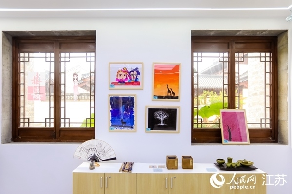 “棲棲小店”的文創(chuàng)產(chǎn)品展示廳。人民網(wǎng)記者 馬曉波攝