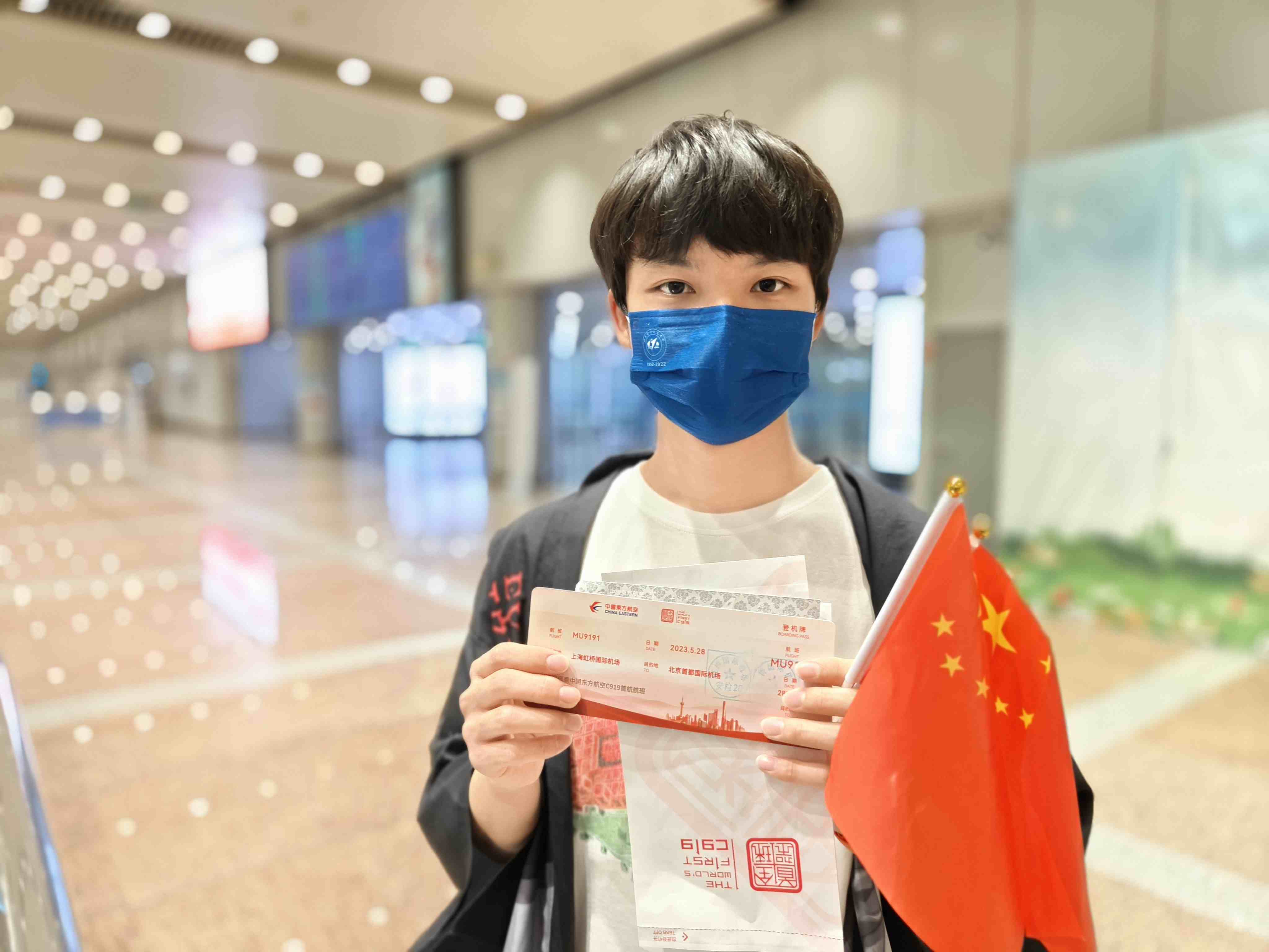 張可立向記者展示有著紀念意義的登機牌。人民網(wǎng)記者 夏曉倫攝