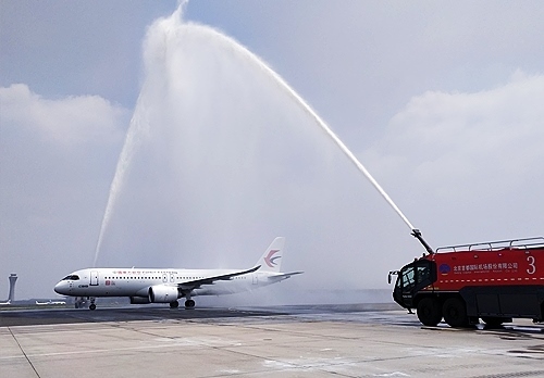 C919穿過象征民航最高禮儀的“水門”。東航供圖