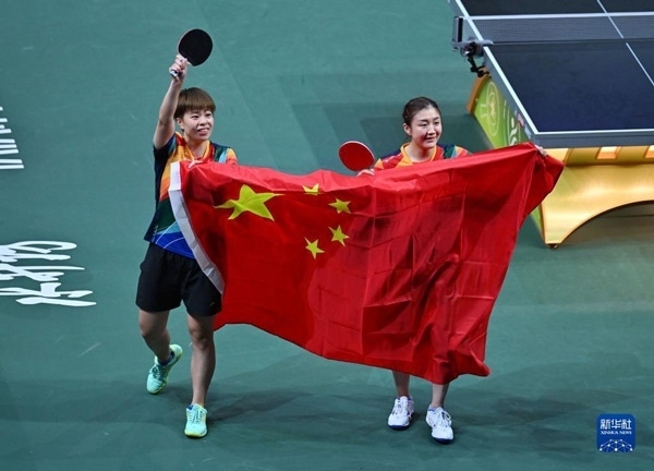 5月27日，陳夢（右）/王藝迪慶祝勝利。當(dāng)日，在南非德班進行的2023年世界乒乓球錦標(biāo)賽女子雙打決賽中，中國選手陳夢/王藝迪以3比0戰(zhàn)勝韓國選手田志希/申裕斌，奪得冠軍。新華社記者 陶希夷攝