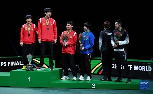 5月26日，冠軍中國組合王楚欽（左二）/孫穎莎（左一）與季軍中國組合林詩棟（左三）/蒯曼（左四）、中國香港組合黃鎮(zhèn)廷（右一）/杜凱琹在頒獎儀式后交流。新華社記者 陶希夷攝