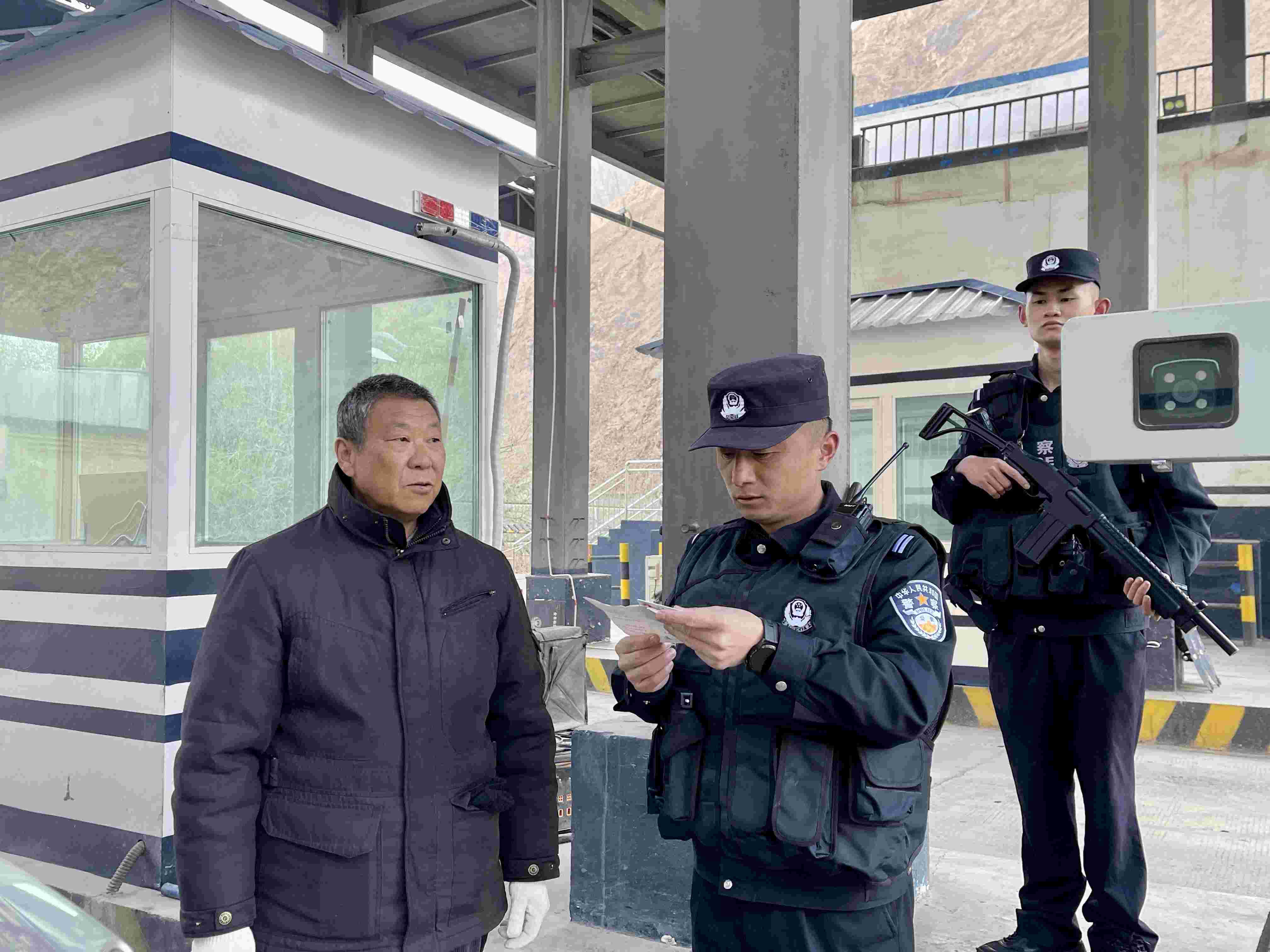 在庫地邊境檢查站，陳暢核對進(jìn)出邊境管理區(qū)人員信息。人民網(wǎng) 周靜圓攝