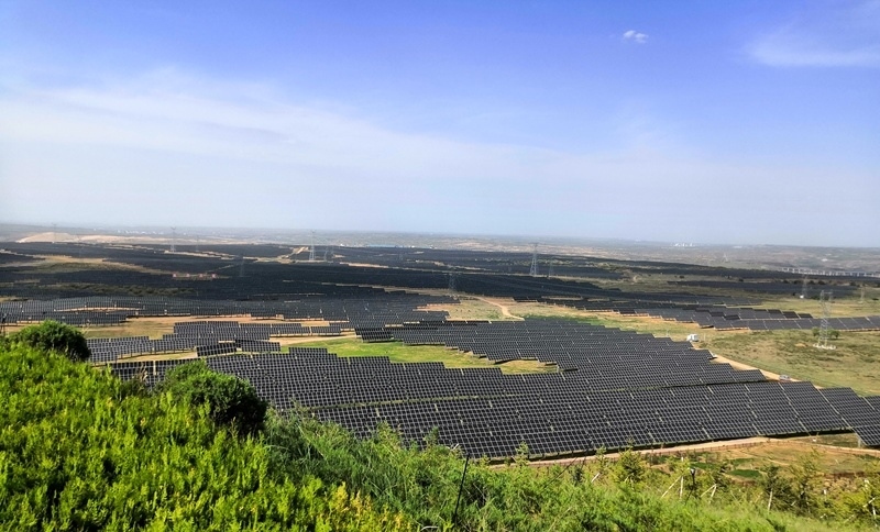 伊金霍洛旗天驕綠能50萬(wàn)千瓦采煤沉陷區(qū)生態(tài)治理光伏發(fā)電示范項(xiàng)目一角。人民網(wǎng)記者 孫博洋攝