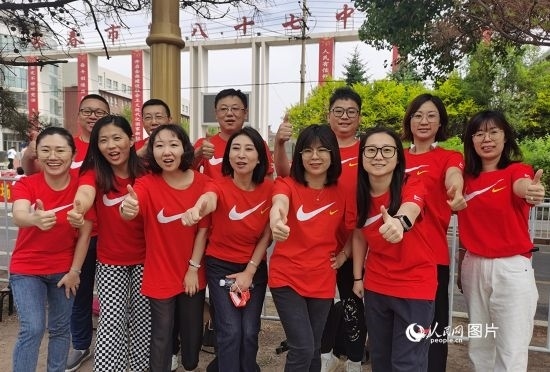 6月7日一早，陽(yáng)光明媚，天氣涼爽，在長(zhǎng)春市第八十七中學(xué)，考生們正陸續(xù)進(jìn)入考場(chǎng)。親友團(tuán)為參加高考的學(xué)子們加油鼓勁。人民網(wǎng)記者 王帝元攝