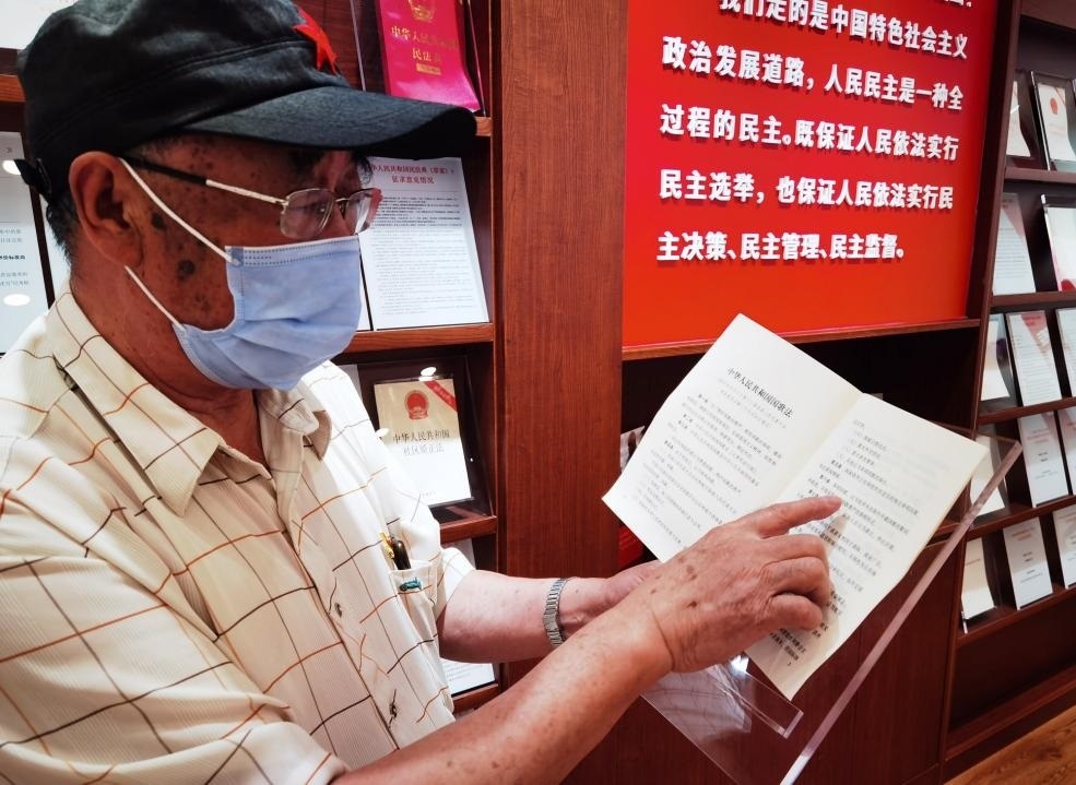 夏云龍給記者展示國(guó)歌法修改的內(nèi)容。人民網(wǎng)記者 唐小麗攝