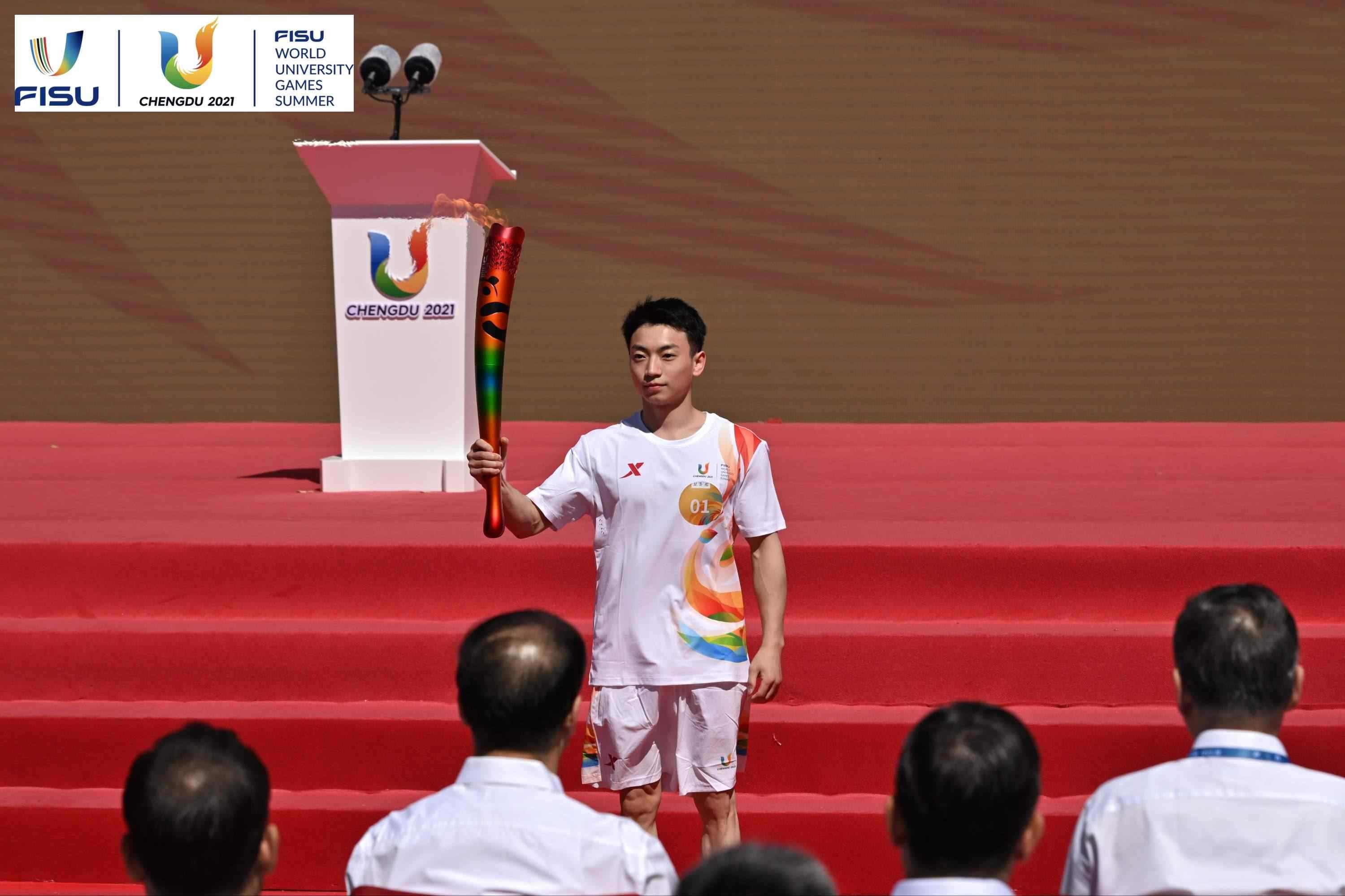 成都大運會火炬手、奧運冠軍鄒敬園高舉火炬。 圖片來源：成都大運會執(zhí)委會供圖