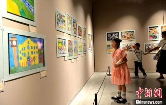 圖為家長帶著孩子參觀展覽。呂明 攝