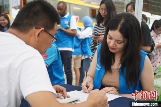 6月13日，在第20個(gè)世界獻(xiàn)血者日前夕，20名在贛留學(xué)生組團(tuán)前往血站獻(xiàn)血。吳迪 攝
