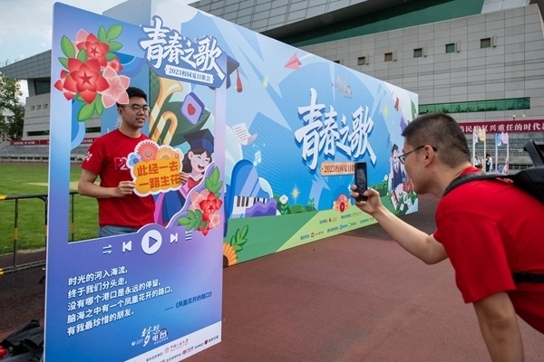 學(xué)生在市集打卡拍照。人民網(wǎng)記者 翁奇羽攝