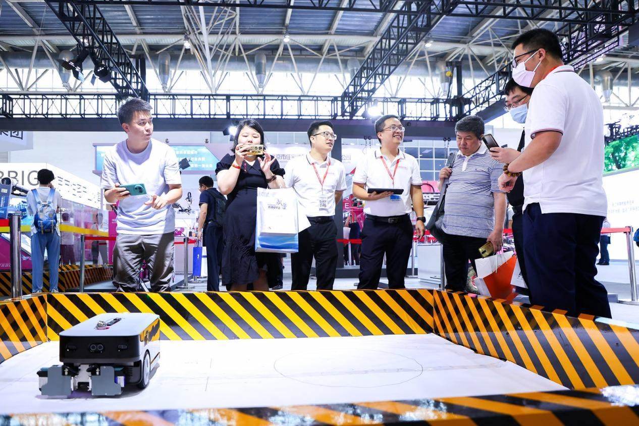 講解員向觀眾介紹智能劃線機(jī)器人。來源：受訪方供圖