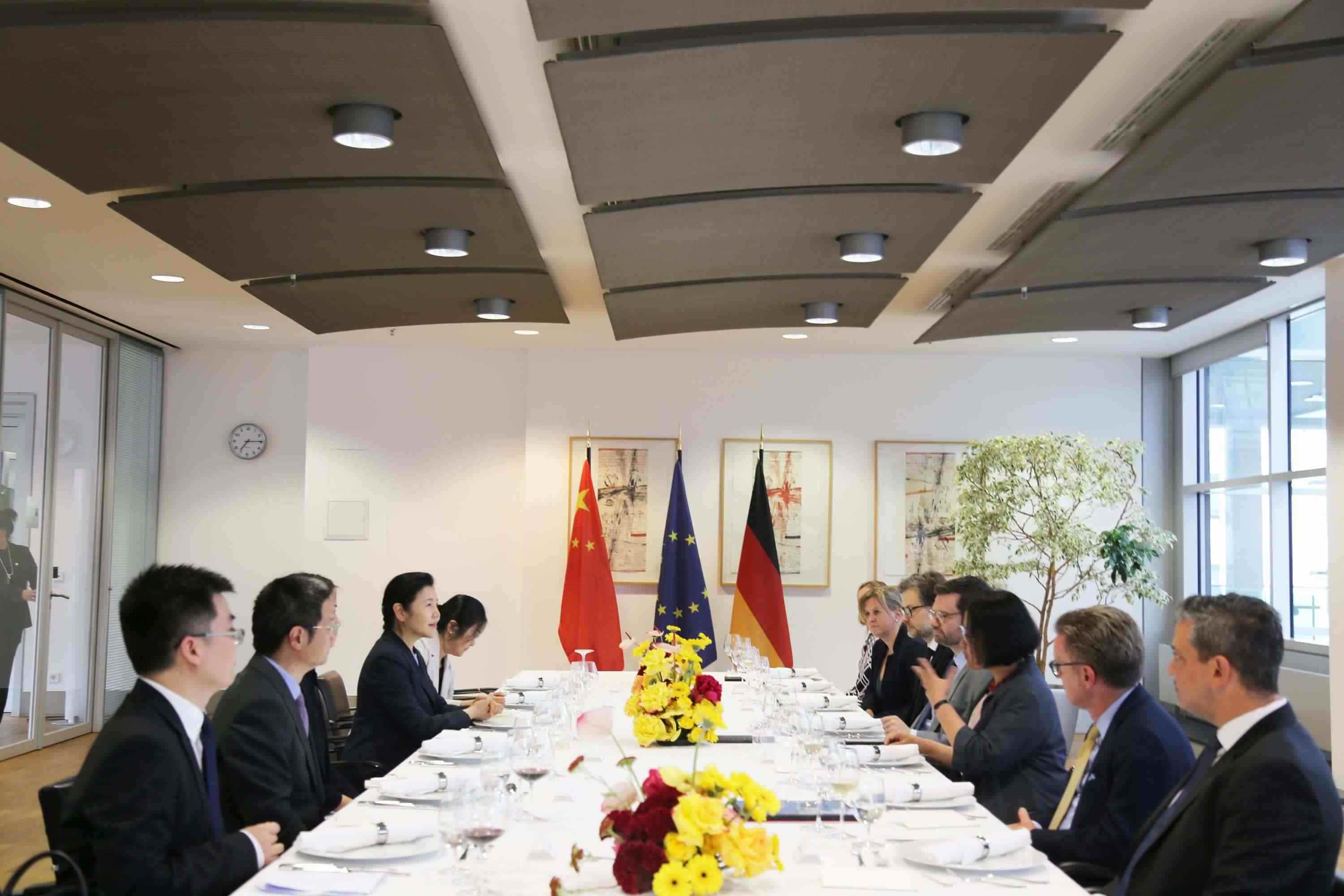 司法部長賀榮與德國聯(lián)邦司法部長布施曼舉行會談。