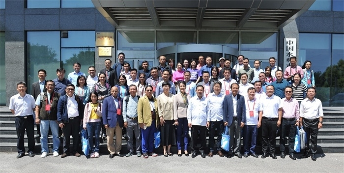 由瀾湄六國有關(guān)部門及主流媒體等組成的采訪團(tuán)與中方代表在瀾湄水資源合作中心門口合影。（瀾湄水資源合作中心供圖）