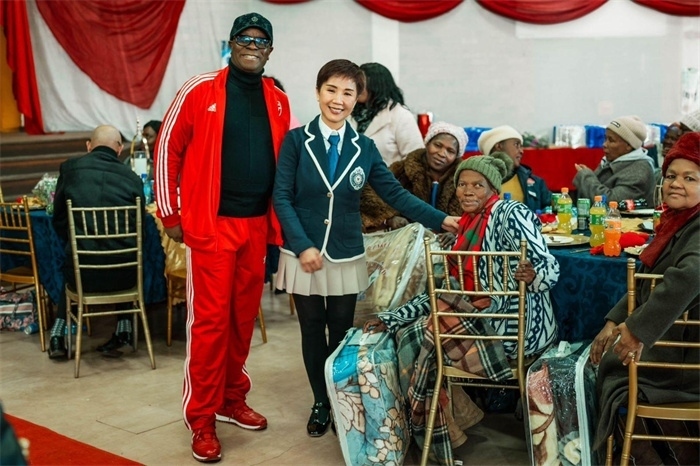 Micheal Mohala中將、黃琳與社區(qū)老人合影。（圖片來(lái)源：廣西大錳南非PMG礦業(yè)有限公司）