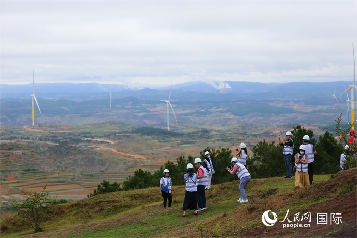 瀾湄記者團在富源西風電基地拍照“打卡”。（人民網(wǎng) 李發(fā)興攝）