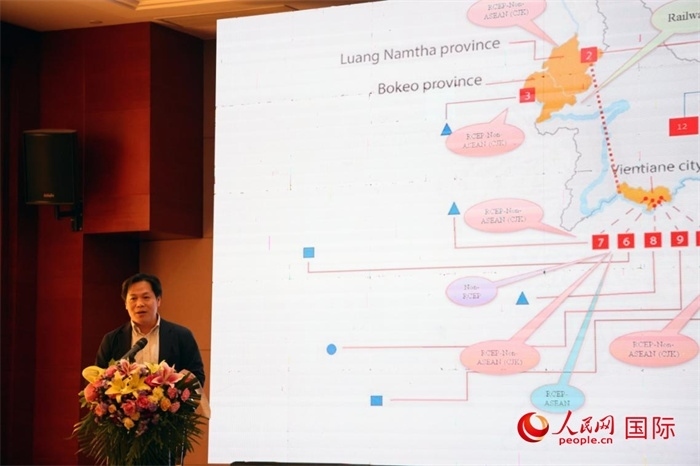老撾計(jì)劃與投資部發(fā)展研究院院長史提羅斯·拉斯福尼在活動(dòng)現(xiàn)場(chǎng)發(fā)言。人民網(wǎng)記者楊一攝