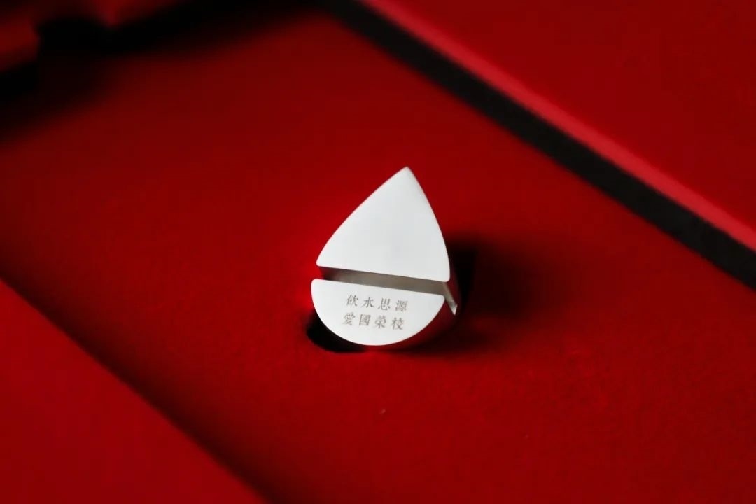 上海交通大學(xué)發(fā)布2023年錄取通知書(shū)禮盒。校方供圖