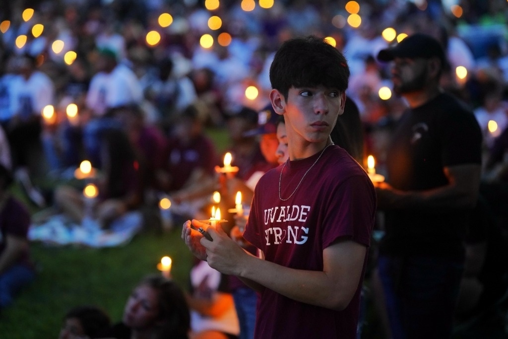 5月24日，在美國得克薩斯州小城尤瓦爾迪，人們參加守夜儀式悼念校園槍擊遇害者。當(dāng)日是美國尤瓦爾迪大規(guī)模校園槍擊事件一周年。新華社記者吳曉凌攝