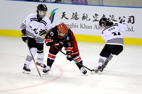 上海隊(duì)田博雅(中)與黑龍江隊(duì)杜宛澤爭搶。人民網(wǎng)記者 胡雪蓉?cái)z