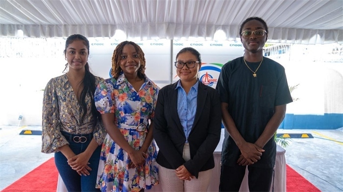 四名獲得中海油獎(jiǎng)學(xué)金的學(xué)生合影。中海油圭亞那有限公司供圖